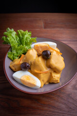 Papas a la huancaína, con juevo y aceitunas