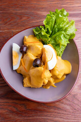 Papas a la huancaína, con juevo y aceitunas