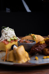 Piqueo peruano, tapeo, anticucho y huancaina