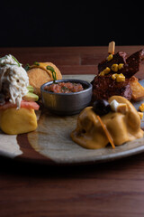 Piqueo peruano, tapeo, anticucho y huancaina