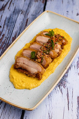 Cerdo con panceta sobre pure de garanzos