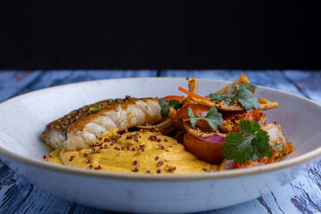 Pescado  con ensalada en pure de garbanzos