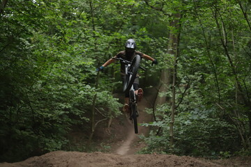 Obraz premium jazda na rowerze skoki, uprawianie sportu, MTB