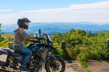 オートバイと日光霧降高原からの景色