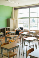 教室 机で眠る女子高生
