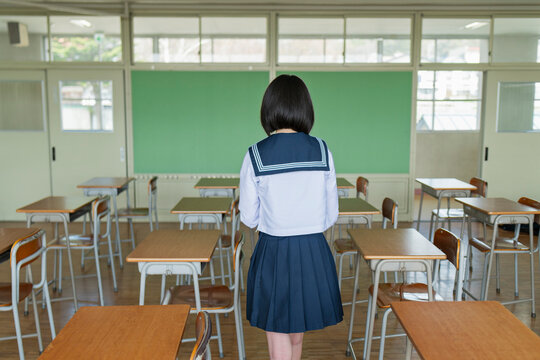 教室 放課後 女子高生