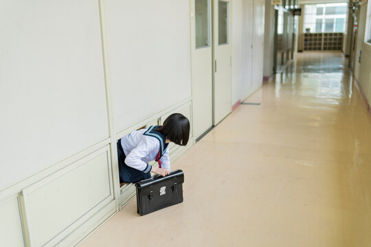 教室から逃げ出す女子高生