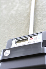 屋外の壁に付いている電気メーター