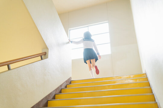 階段を上る少女 の画像 692 件の Stock 写真 ベクターおよびビデオ Adobe Stock