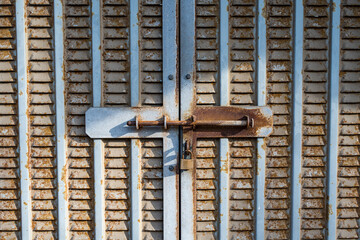 錠のかかった錆びた扉