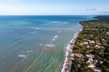 imagem aérea do litoral da Bahia, Arraial da Ajuda, Trancoso, Porto Seguro. Vista aérea de uma linda praia com águas claras e o continente. 