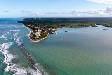 imagem aérea do litoral da Bahia, Arraial da Ajuda, Trancoso, Porto Seguro. Vista aérea de uma linda praia com águas claras e o continente. 