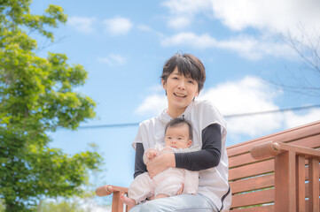 公園のベンチと親子