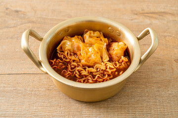 Korean instant noodles with dumplings