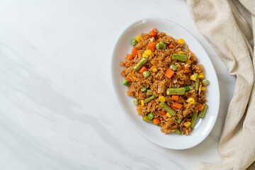  fried rice with green peas, carrot and corn