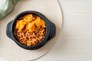 Korean instant noodles with dumplings