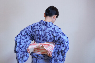 藍染の浴衣を着る女性の後ろ姿　帯結び