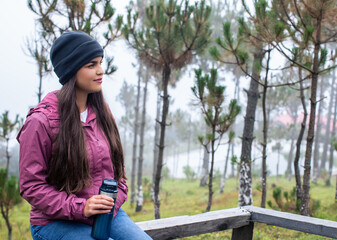 mujer joven acampando en el bosque