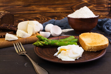 Easy breakfast. Toast, poached egg and asparagus