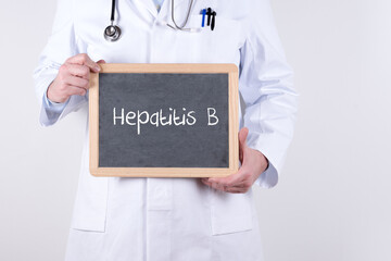 Arzt mit einer Tafel auf der Hepatitis B steht