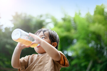 水分補給をする幼児