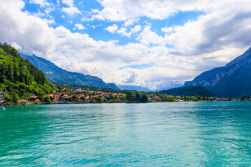 Obraz premium View of the Lake Brienz and Swiss Alps in Brienz, Switzerland