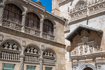 Fachada de la capilla real anexionada a la catedral de Granada, España