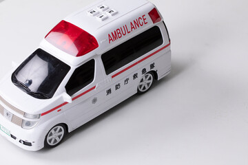 白い背景におもちゃの救急車　コピースペース　ambulance © 望菜 竹内