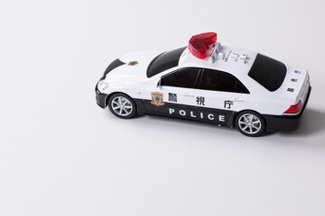 白い背景に警察車　おもちゃ　コピースペース　police car