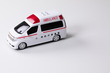 白い背景におもちゃの救急車　コピースペース　ambulance