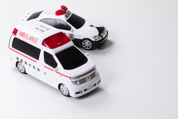 白い背景に救急車と警察車　コピースペース　おもちゃ　police ambulance