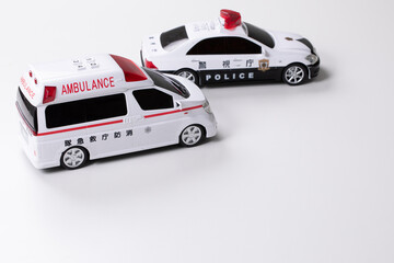 白い背景に救急車と警察車　コピースペース　おもちゃ　police ambulance