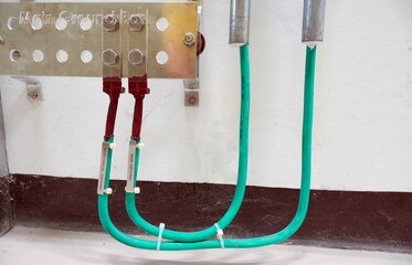 Grounding electric bar, cables connected to copper busbar ground.