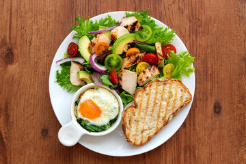 チキンサラダとパンと卵とほうれん草のココットのワンプレート