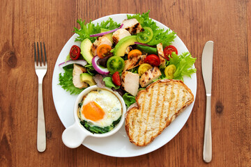 チキンサラダとパンと卵とほうれん草のココットのワンプレート