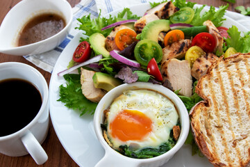 チキンサラダとパンと卵とほうれん草のココットのワンプレート