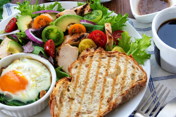 チキンサラダとパンと卵とほうれん草のココットのワンプレート