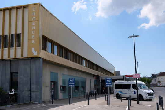 Vannes, France, 30 juillet 2022 : Urgences de l'h&ocirc;pital de Vannes avec une ambulance gar&eacute;e devant