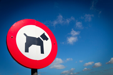 sign prohibiting dogs in a park