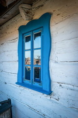 tradycyjne, rzeźbione i malowane na niebiesko drewniane okiennice w okolicach Białowieży - obrazy, fototapety, plakaty