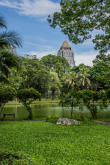 Fototapeta na wymiar GPF Witthayu Towers aus der Sicht vom Lumphini Park in Bangkok 