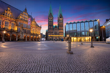 Bremen, Germany. Cityscape image of Hanseatic City of Bremen, Germany with historic Market Square, Bremen Cathedral and Town Hall at summer sunrise. - obrazy, fototapety, plakaty