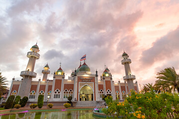 Fototapeta na wymiar The most beautiful Viewpoint Pattani Central Mosque, southern Thailand.(landmark of Pattani is the central mosque in Pattani )
