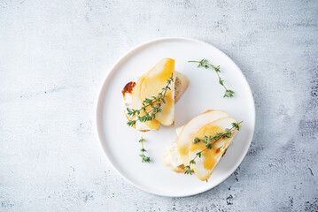 Blue cheese pear thyme crostini in a plate