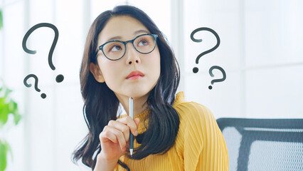 疑問を持つ女性