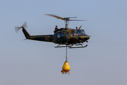 水嚢を吊り下げて空中消火を行うUH-1ヘリコプター  2019年11月（立川市・東京）