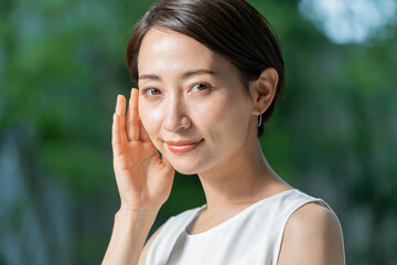 肌に手を添える日本人女性