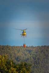 Helicóptero apagando un incendio forestal