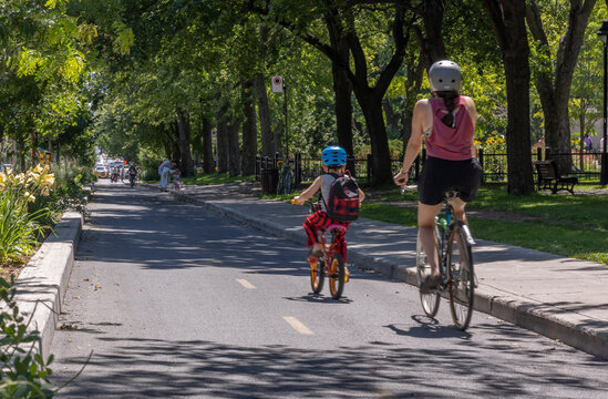 Famille &agrave; v&eacute;lo sur piste cyclable de Montr&eacute;al