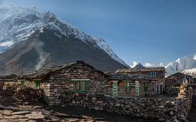 Deurstickers Manaslu Stenen huizen in de hooglanden van de Himalaya in de regio Manaslu